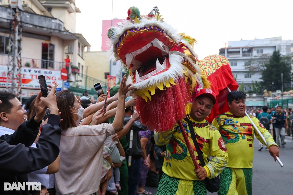 Tết Nguyên tiêu tưng bừng của người Hoa ở TPHCM